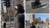 "Pazi, imaš babu! Pazi, IMAŠ BABU" Šok snimak sa semafora, motociklista umalo udario gospođu, a svi se SMEJU