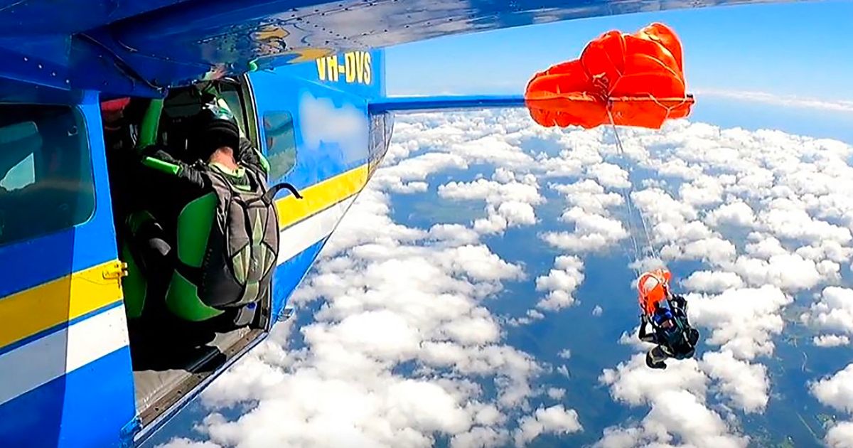 HOROR NA 4.500 METARA Padobran mu se zakačio za rep aviona, a da nije ...