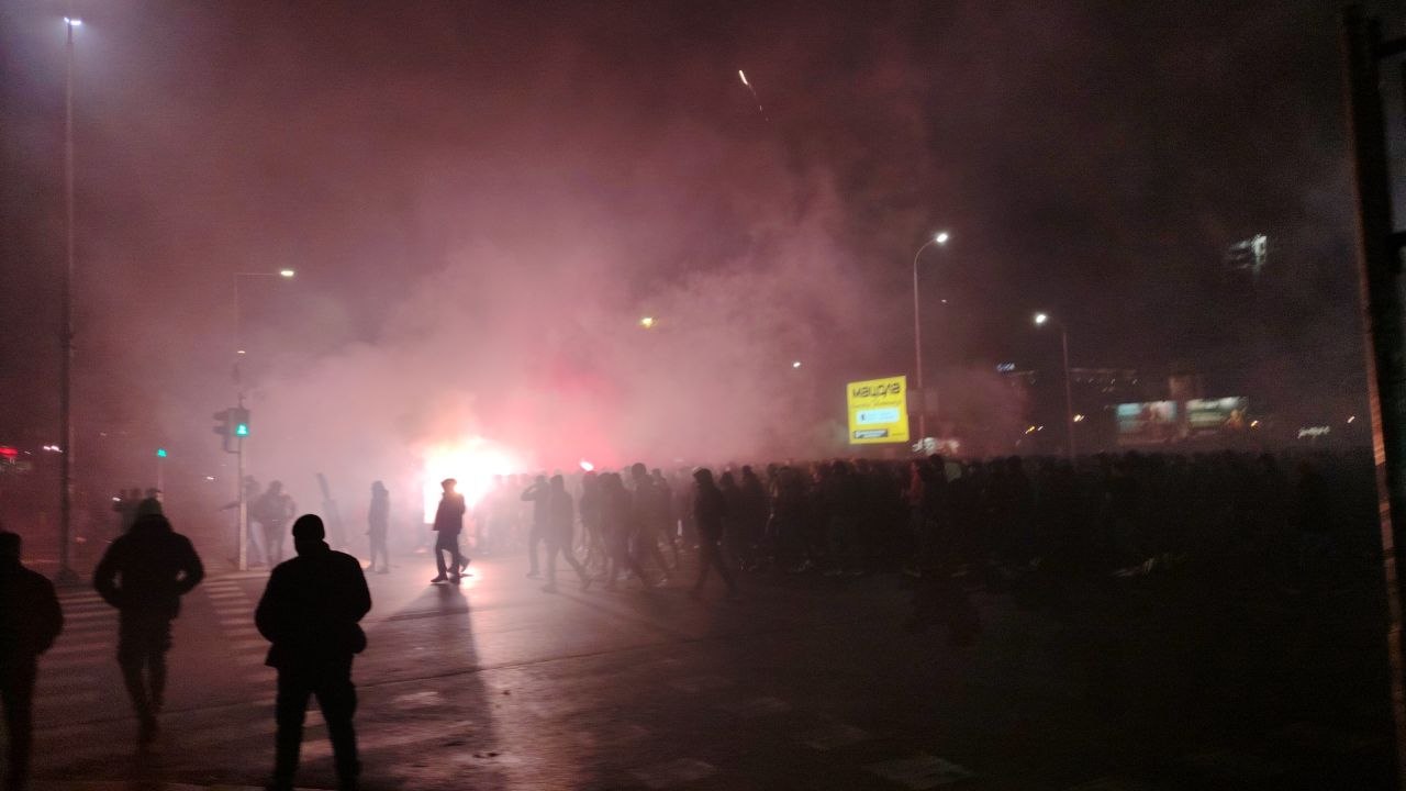 Delije uz ovu pesmu krenule ka Areni, sevali vatrometi i baklje: "Neka svako večeras zna..."