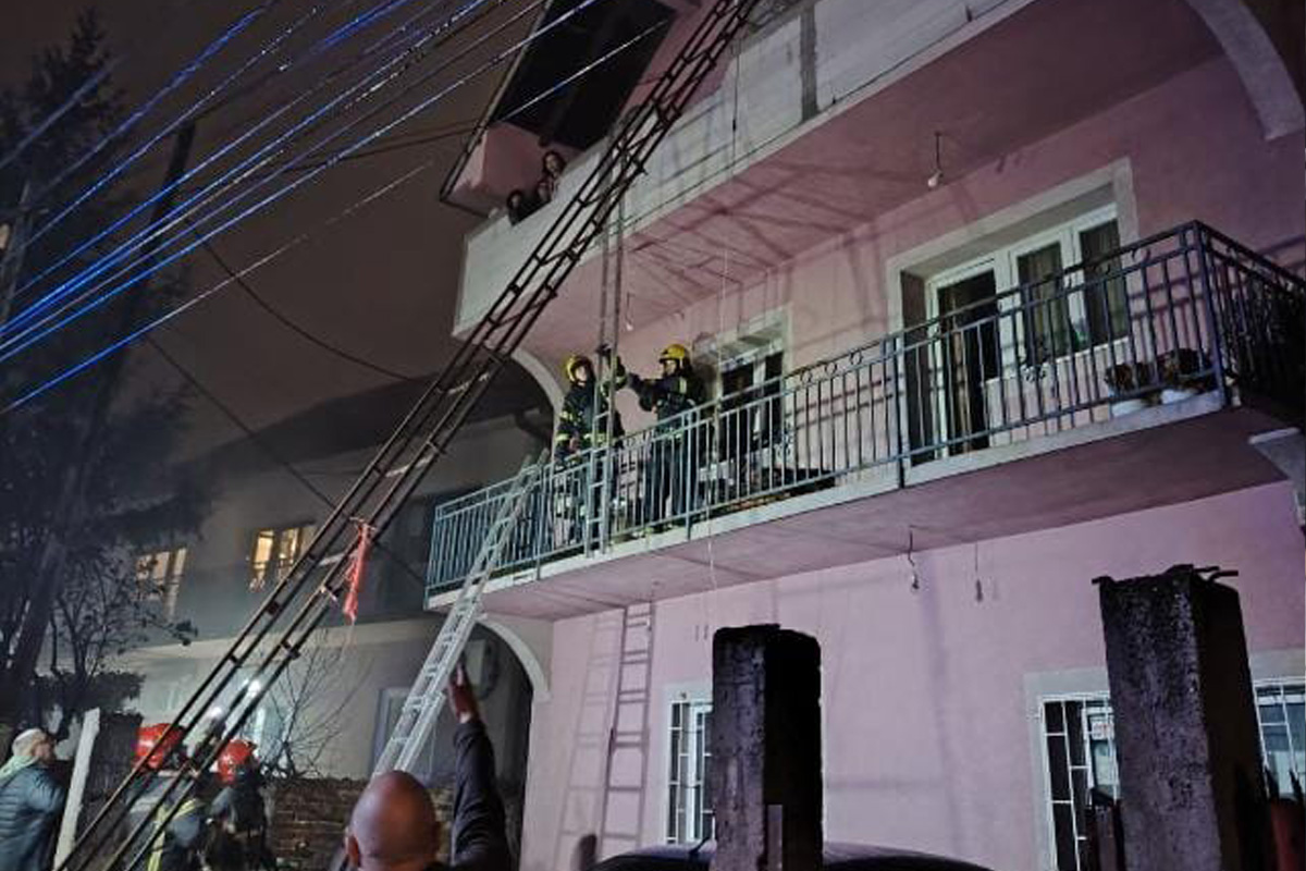 Gorela kuća na Zvezdari: Vatrogasci spasili 3 osobe