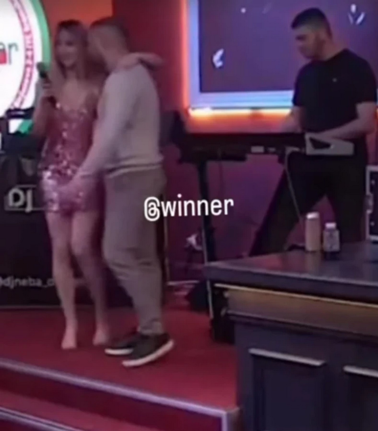 "Hajde pusti mi tvoj broj..." Asmin spopadao Radu na žurci: Tražio joj broj telefona, pa krenuo da šapuće