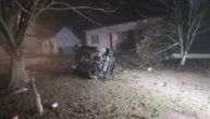 HOROR kod Rume: Automobil sleteo s puta i isprevrtao se, vozilo neprepoznatljivo, jedna osoba teže povređena