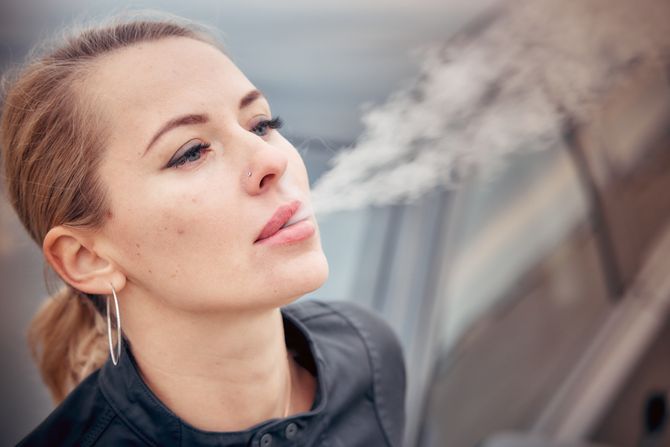 žena, pušenje, cigara