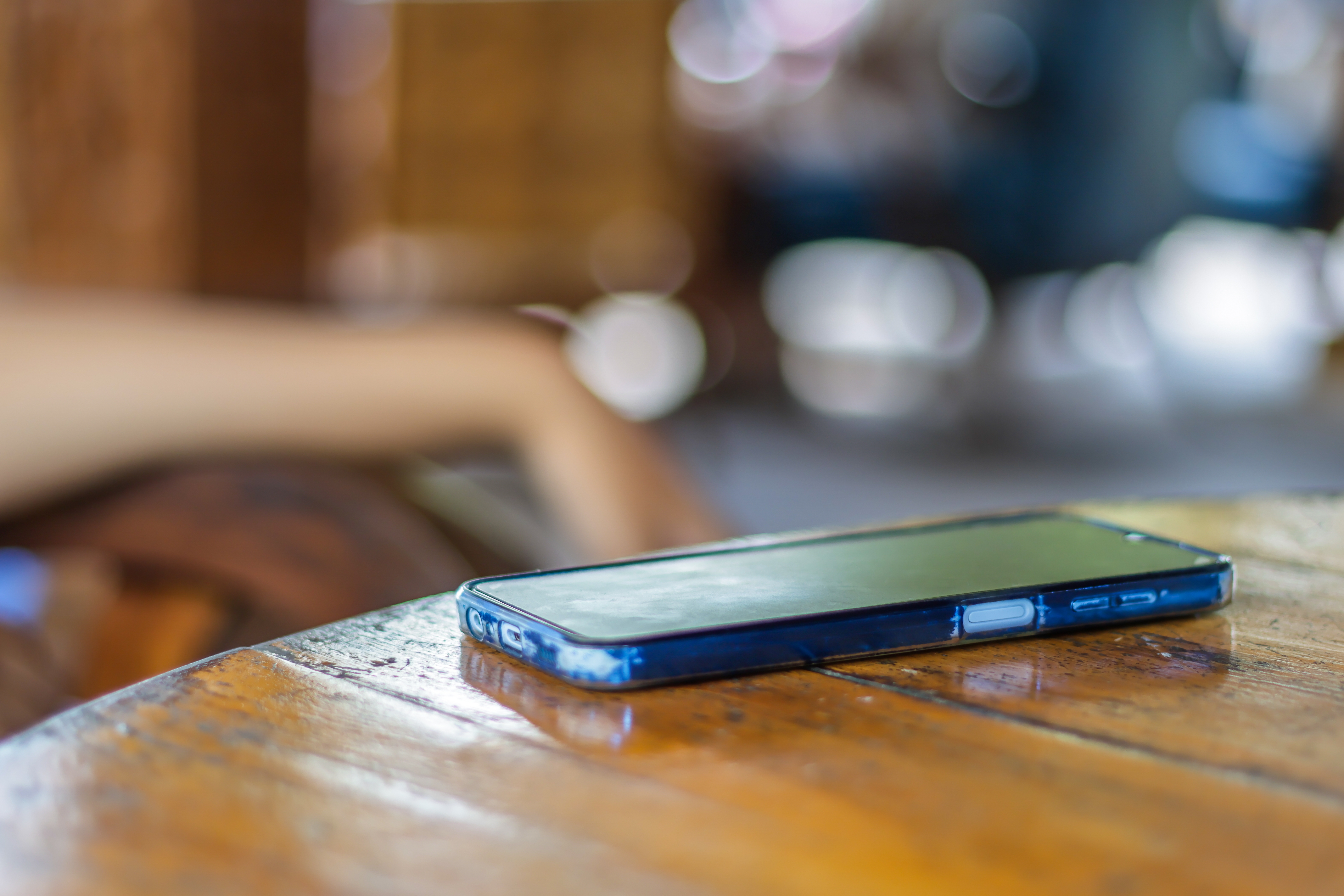 Da li držite telefon na stolu? Psiholozi tvrde da ovaj detalj govori više o Vama nego što mislite