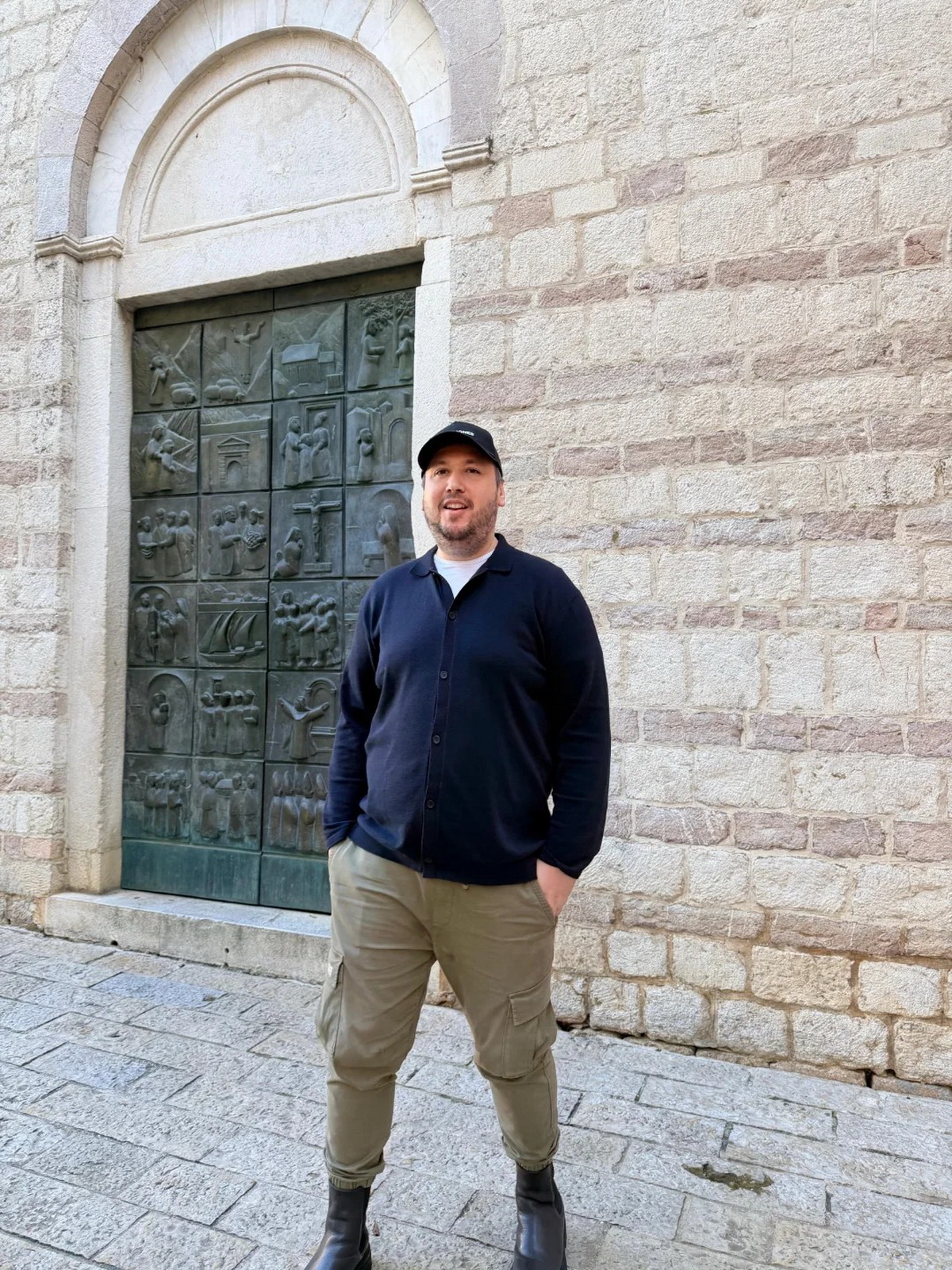 "Popularni pevač je gej, postoje snimci" Crnogorski voditelj šokirao: "Sa dečkom, ženom i decom letuje..."