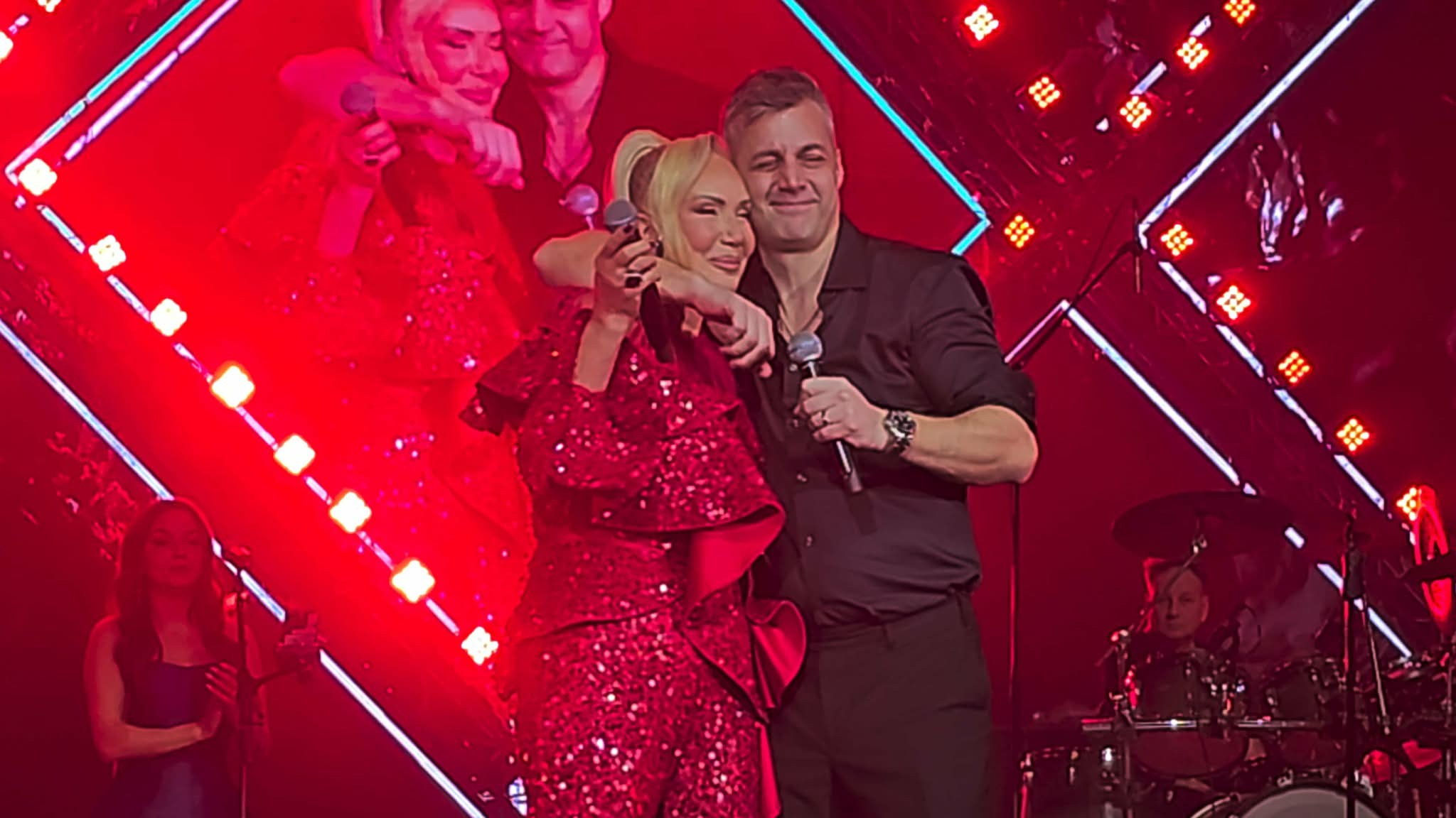 Brena i Boki izveli veliki hit "Ja nemam drugi dom" pred prepunim Sava centrom: Folk diva jedva zadržala suze