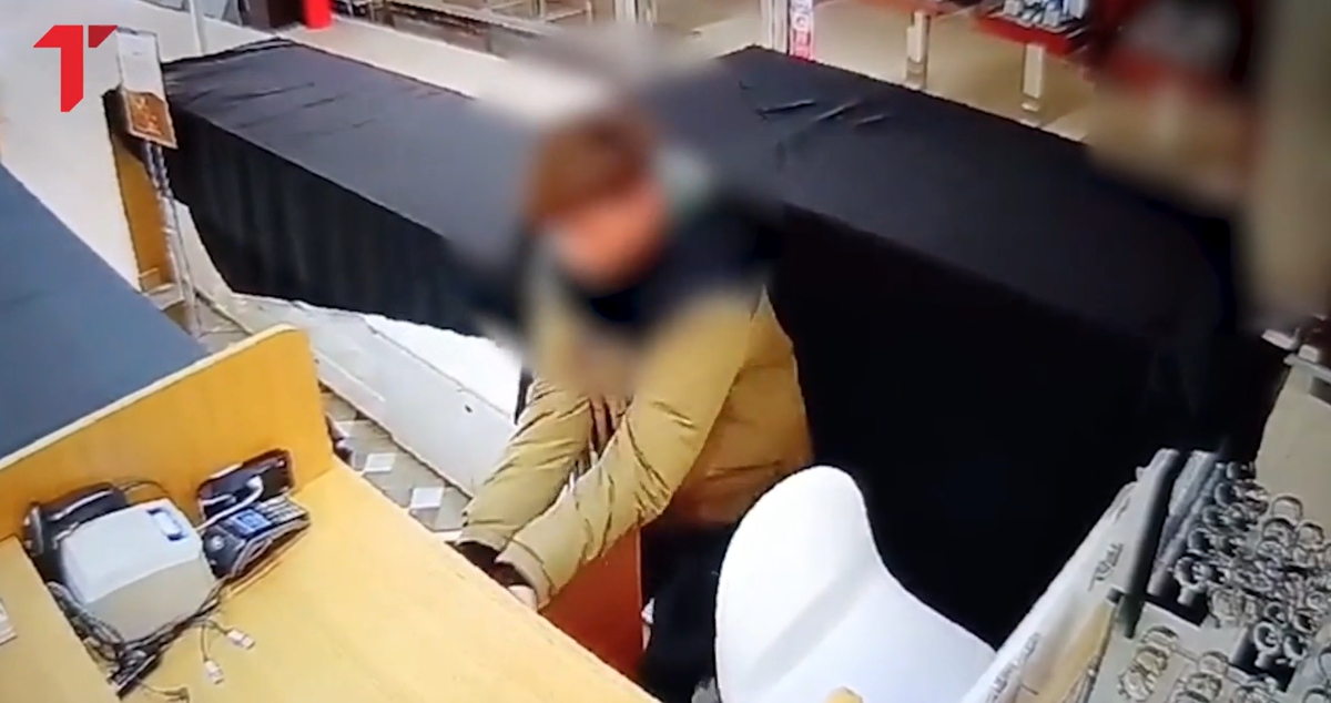 Šok snimak iz TC u Beogradu: Momak i devojka ušli iza štanda, odvalili fioku, kradu sve što im padne pod ruku