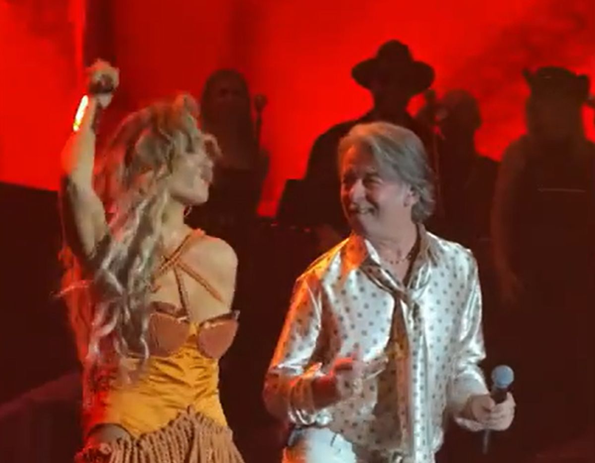 Senidah na binu izvela Magnifica: Čuveni pevač dugo bio odsutan sa javne scene, duo izveo njegov veliki hit