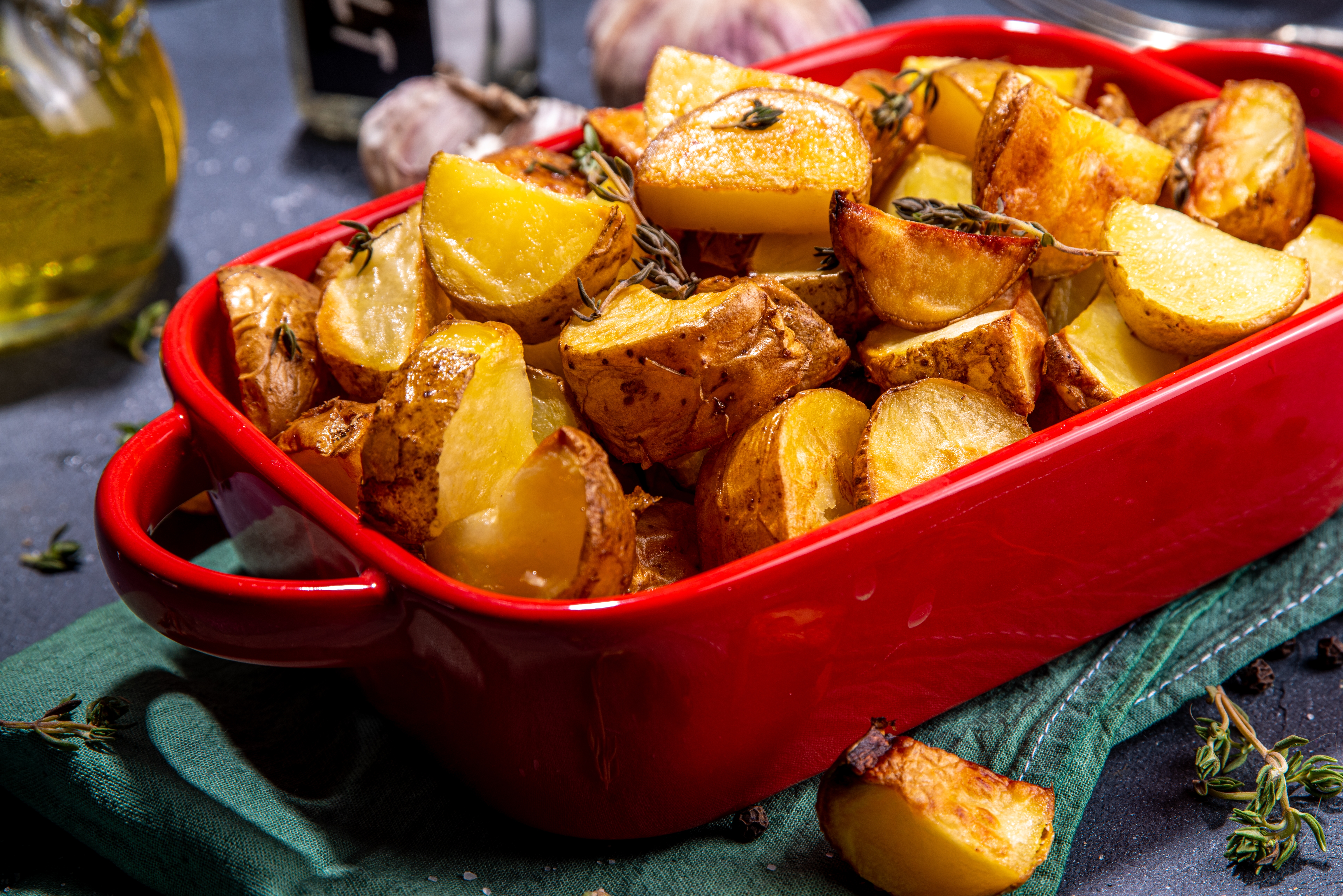 Pečeni krompiri biće savršeno hrskavi i mekani ako se doda jedan jednostavan sastojak