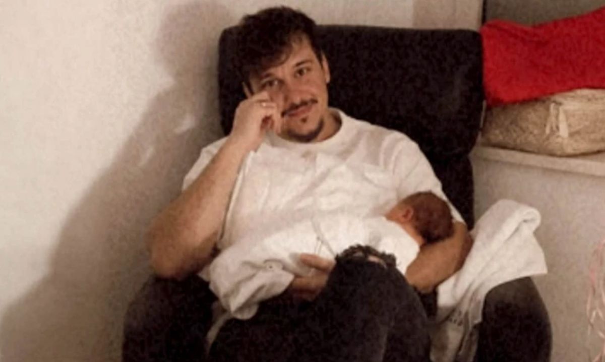 Muž Aleksandre Bursać pozira sa naslednicom: Drži tek rođenu Kasiju u naručju, pevačica se topi "Ljubavi..."