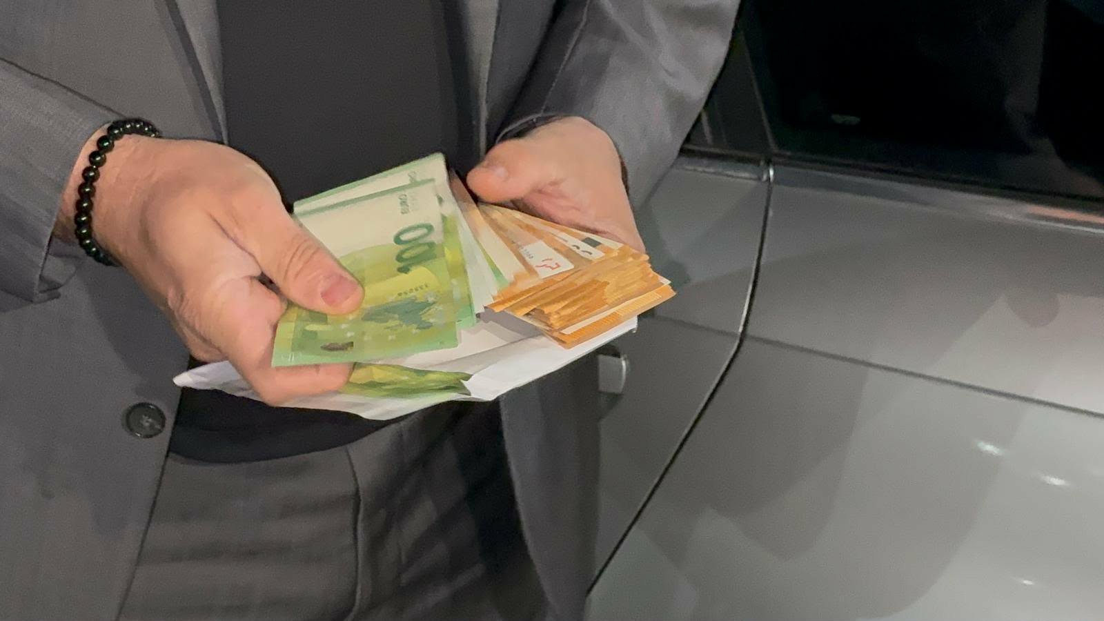 Taki izbrojao 5.000 evra pred novinarima, pa pokazao pun gepek poklona: Stiže uskoro u Šimanovce, evo zašto