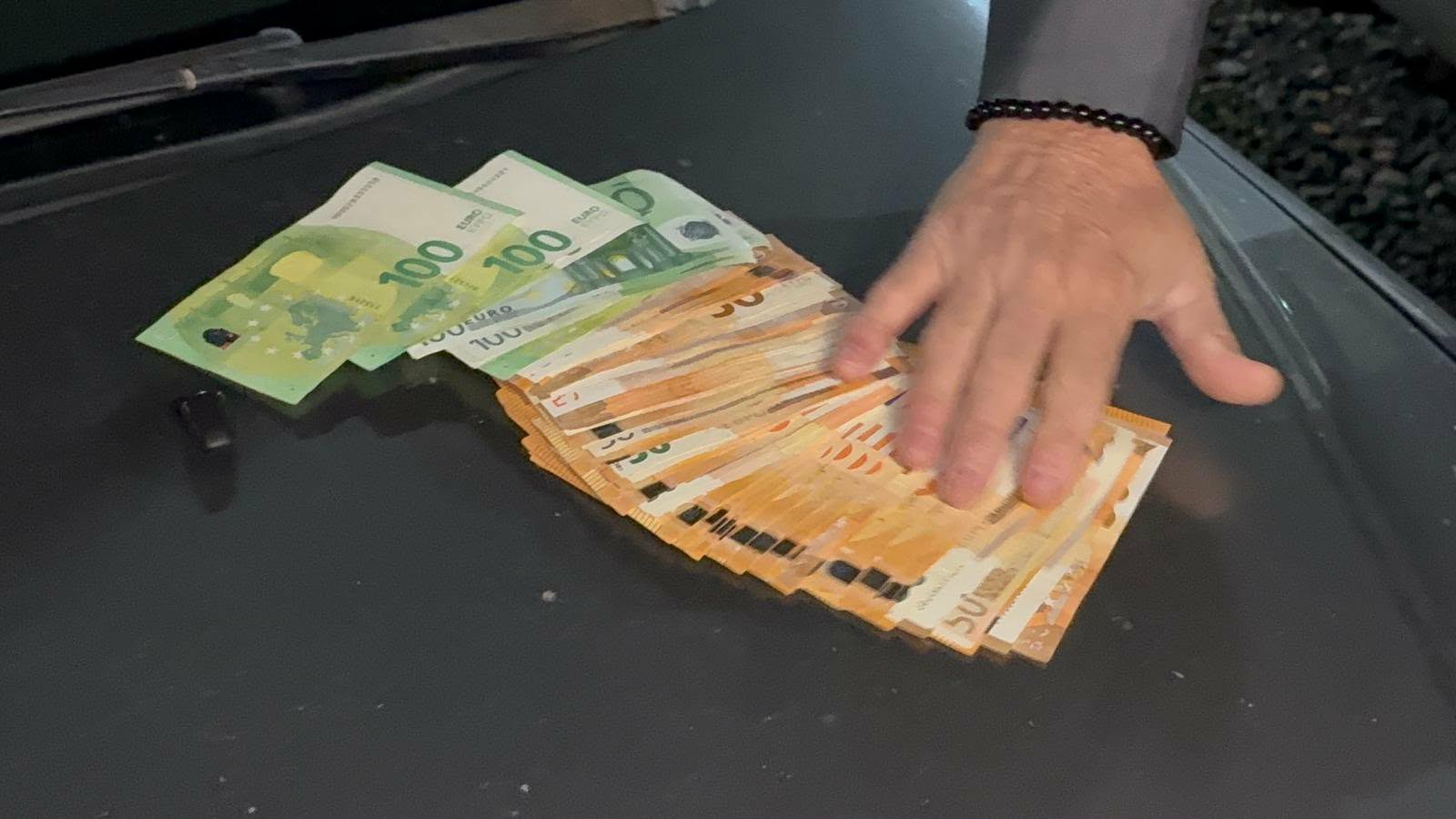 Taki izbrojao 5.000 evra pred novinarima, pa pokazao pun gepek poklona: Stiže uskoro u Šimanovce, evo zašto