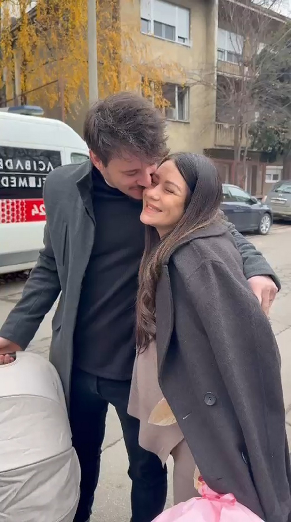 "Prisustovao sam porođaju" Pevač izveo 10 godina stariju Aleksandru Bursać iz porodilišta, ona odmah zaplakala