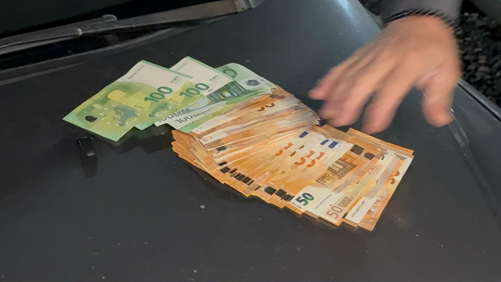 Taki izbrojao 5.000 evra pred novinarima, pa pokazao pun gepek poklona: Stiže uskoro u Šimanovce, evo zašto