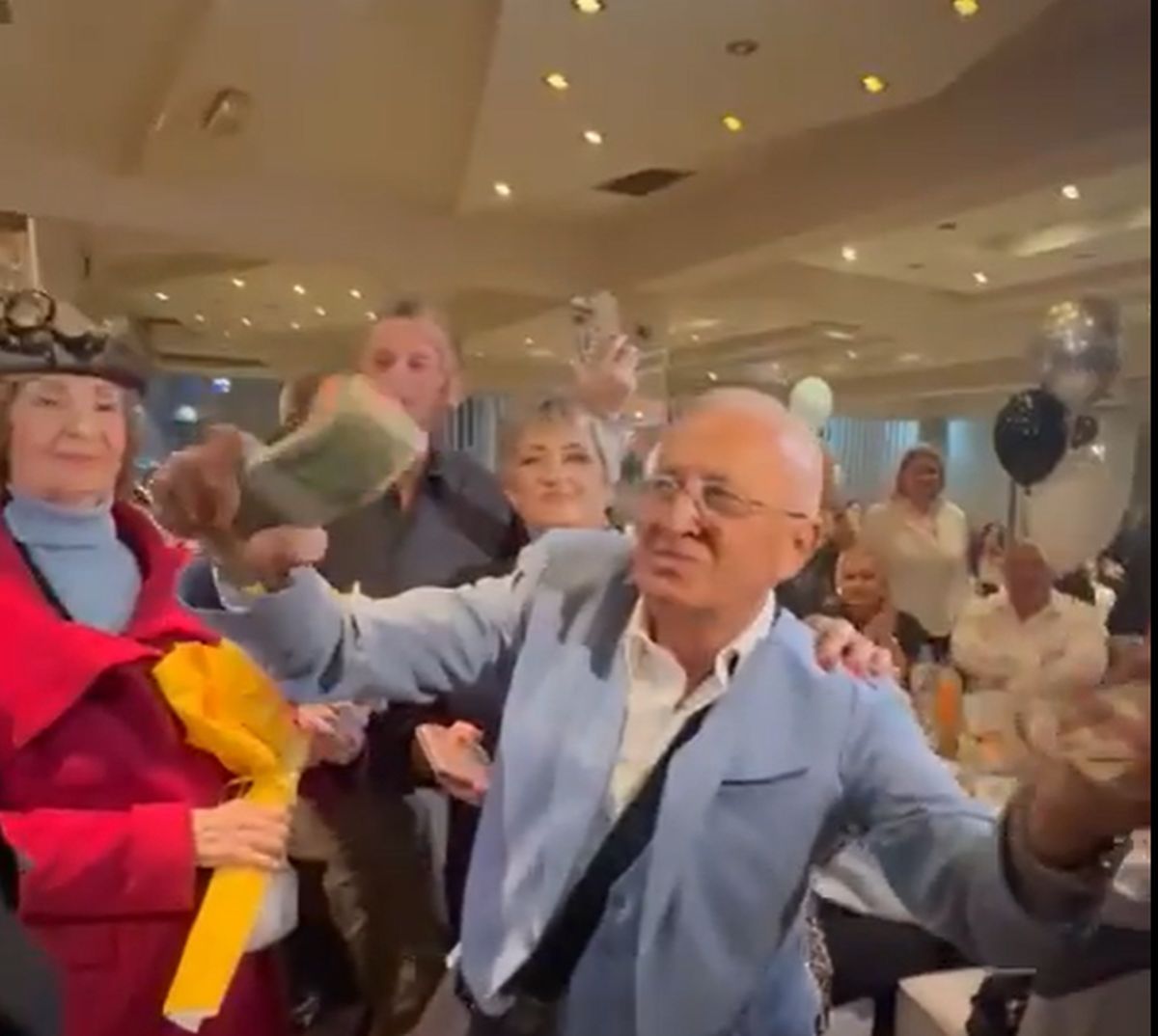 Lepa Lukić uveličala veselje kod Ere: On bacao pare na punoletstvu unuka i pevao "I sve što sam stek'o..."