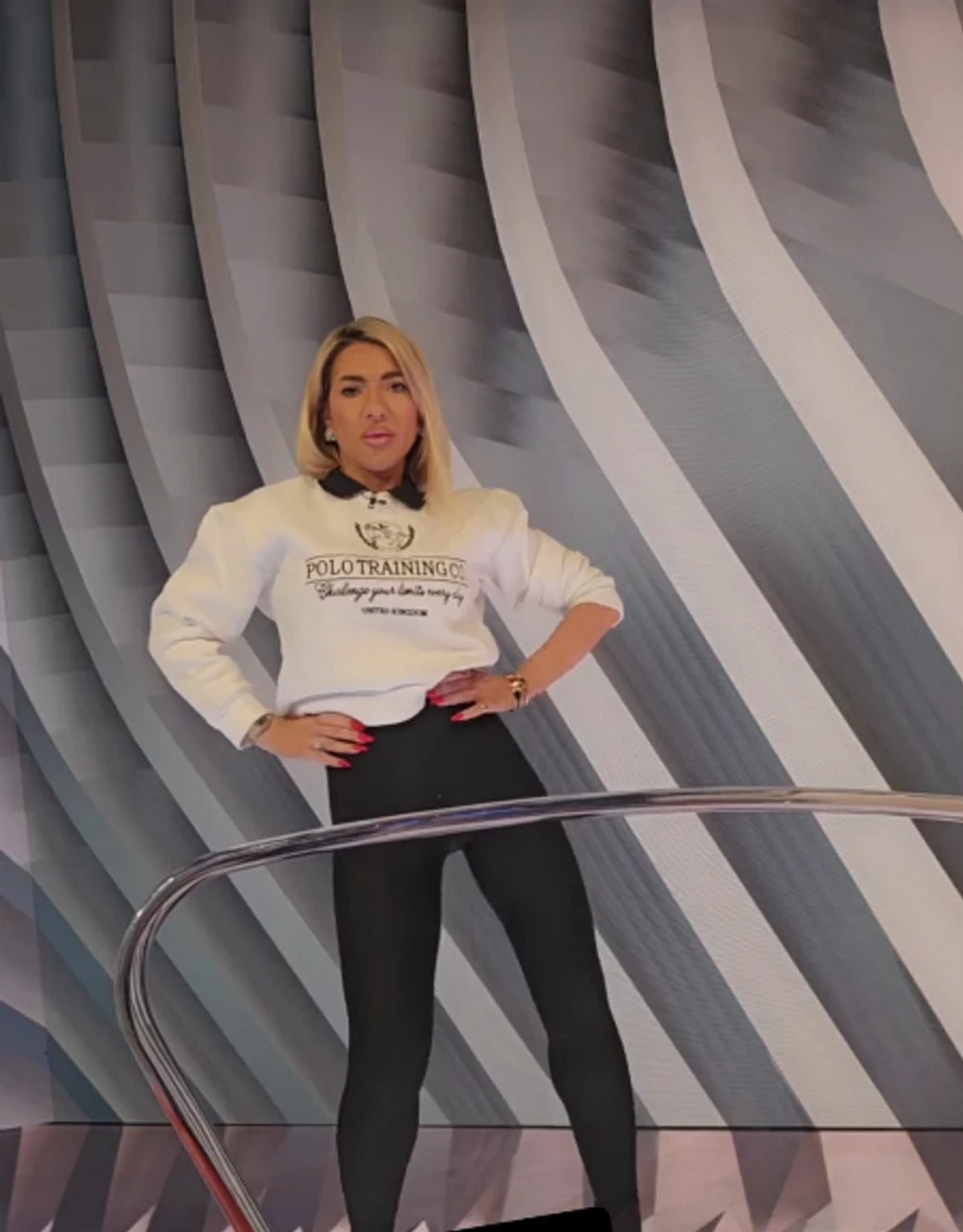 Jovana Jeremić u duksu i helenkama vodi jutarnji program! Voditeljka uvija kukovima u studiju, a na nogama...