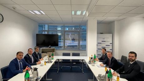 Predsednik Nacionalnog saveta Roma Dalibor Nakić ,  Visoki komesar OEBS-a za pitanja nacionalnih manjina, ambasador Kristof Kamp