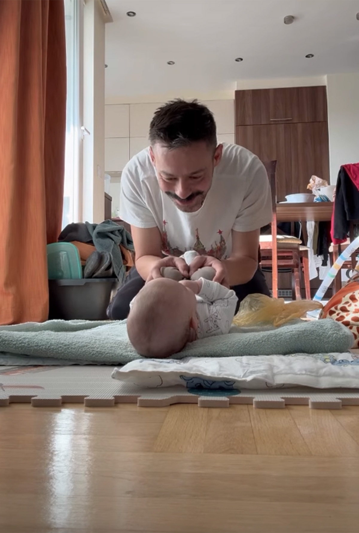 Milan Vasić radi sa sinom Despotom vežbe: Raširio ćebe pa se dohvatio posla, scena iz doma raznežila sve