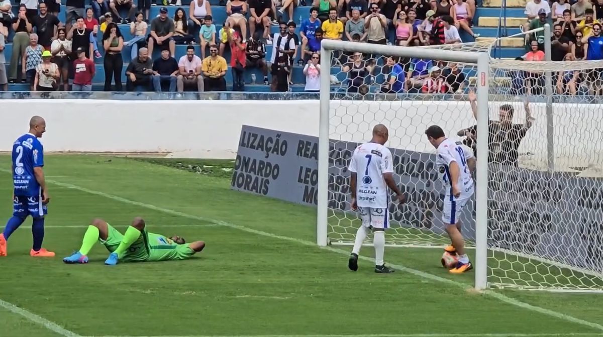 Rambo Petković je klasa i sa 53 godine: Ponizio celu odbranu, ušetao se u mrežu, pa se izvinjavao golmanu