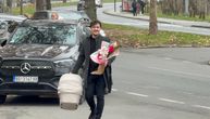 Stevan Sekulić došao u bolnicu po Aleksandru Bursać i ćerku! U rukama nosiljka i ogroman buket, osmeh ne skida