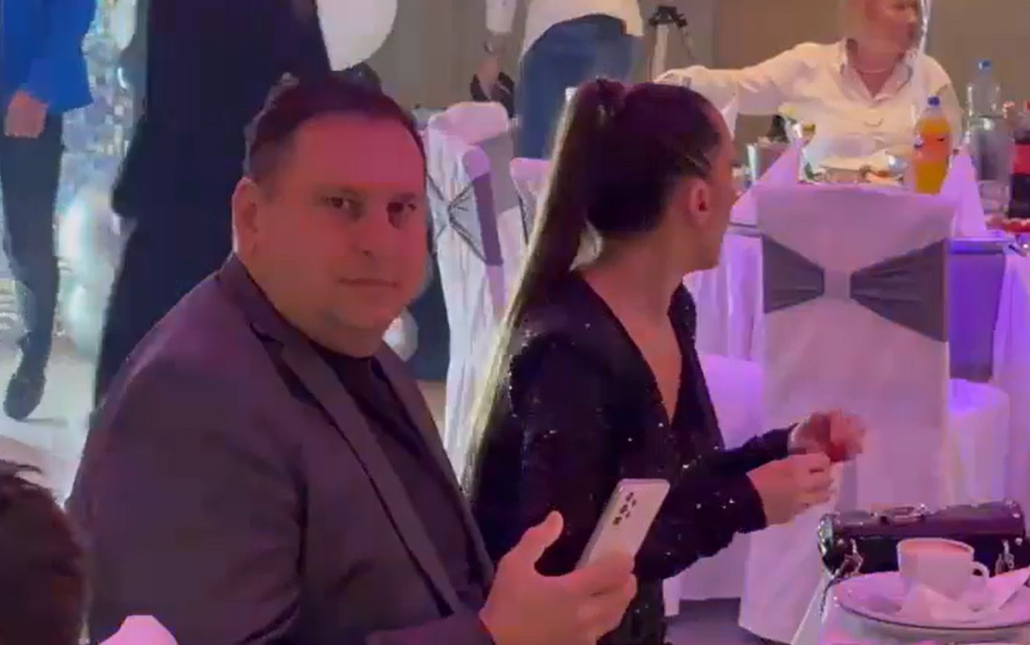 Taki Marinković došao kod Ere na slavlje: Društvo mu pravi ova lepotica, zgodna brineta je skoro duplo mlađa