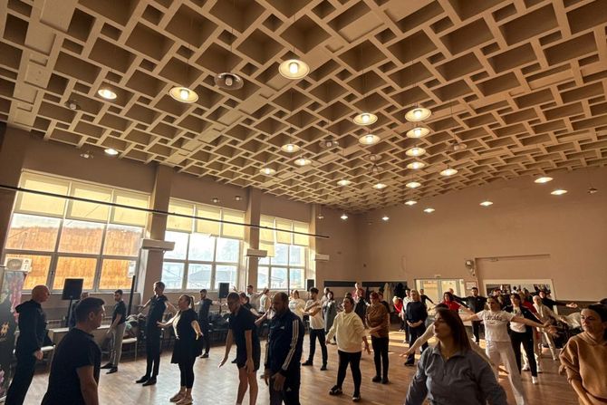 Ansambl "Kolo" u Novom Pazaru održao prvi akreditovani edukativni program narodnih igara za prosvetne radnike