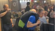 Srpska rakija ga pokosila! Kineza na leđima iznose sa slavlja, ne zna za sebe: Snimak će vas nasmejati do suza