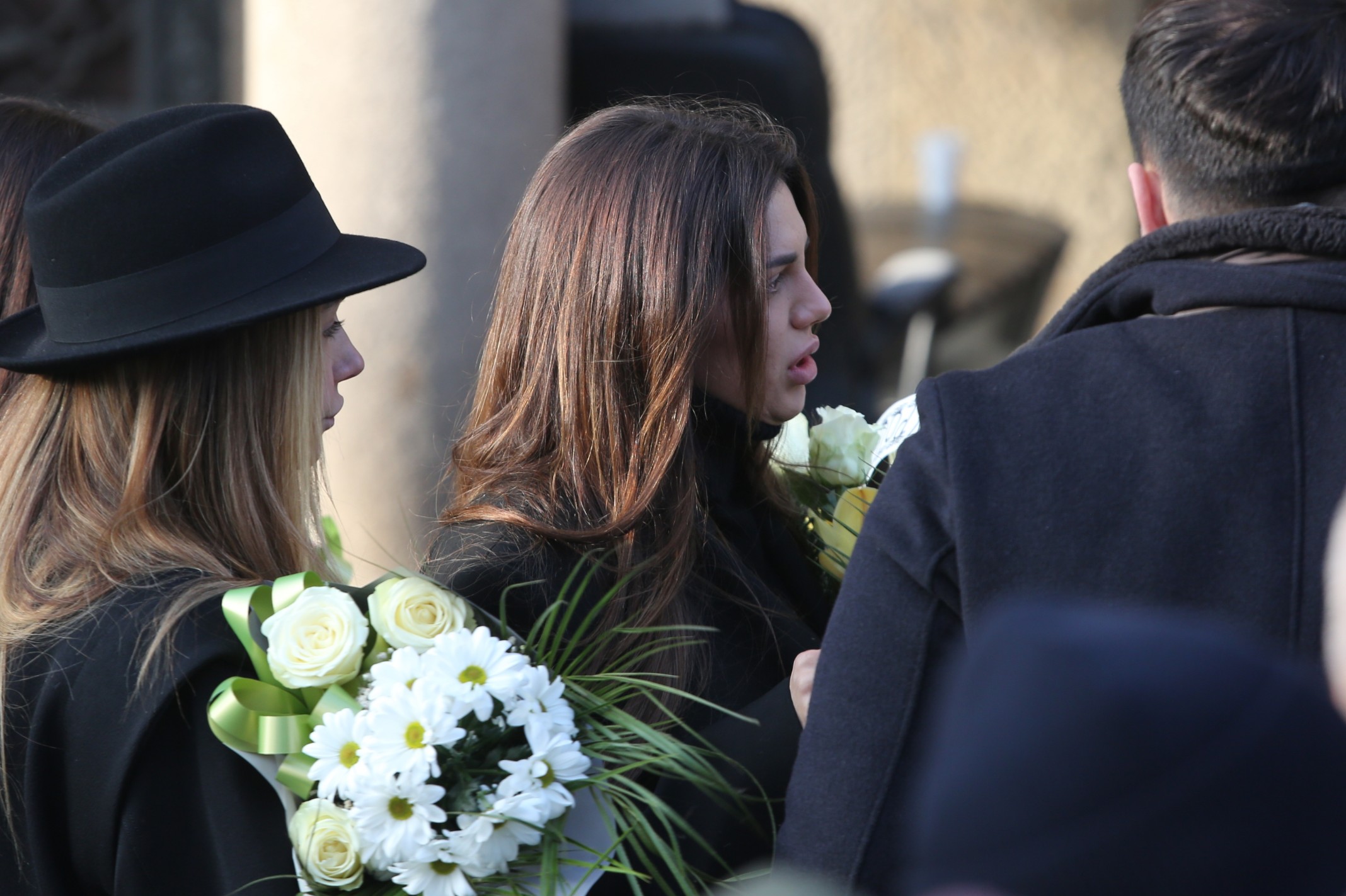 Maša Terzić slomljena od tuge na sahrani dede Jovana: Uplakana prima saučešća, more ljudi na Novom groblju