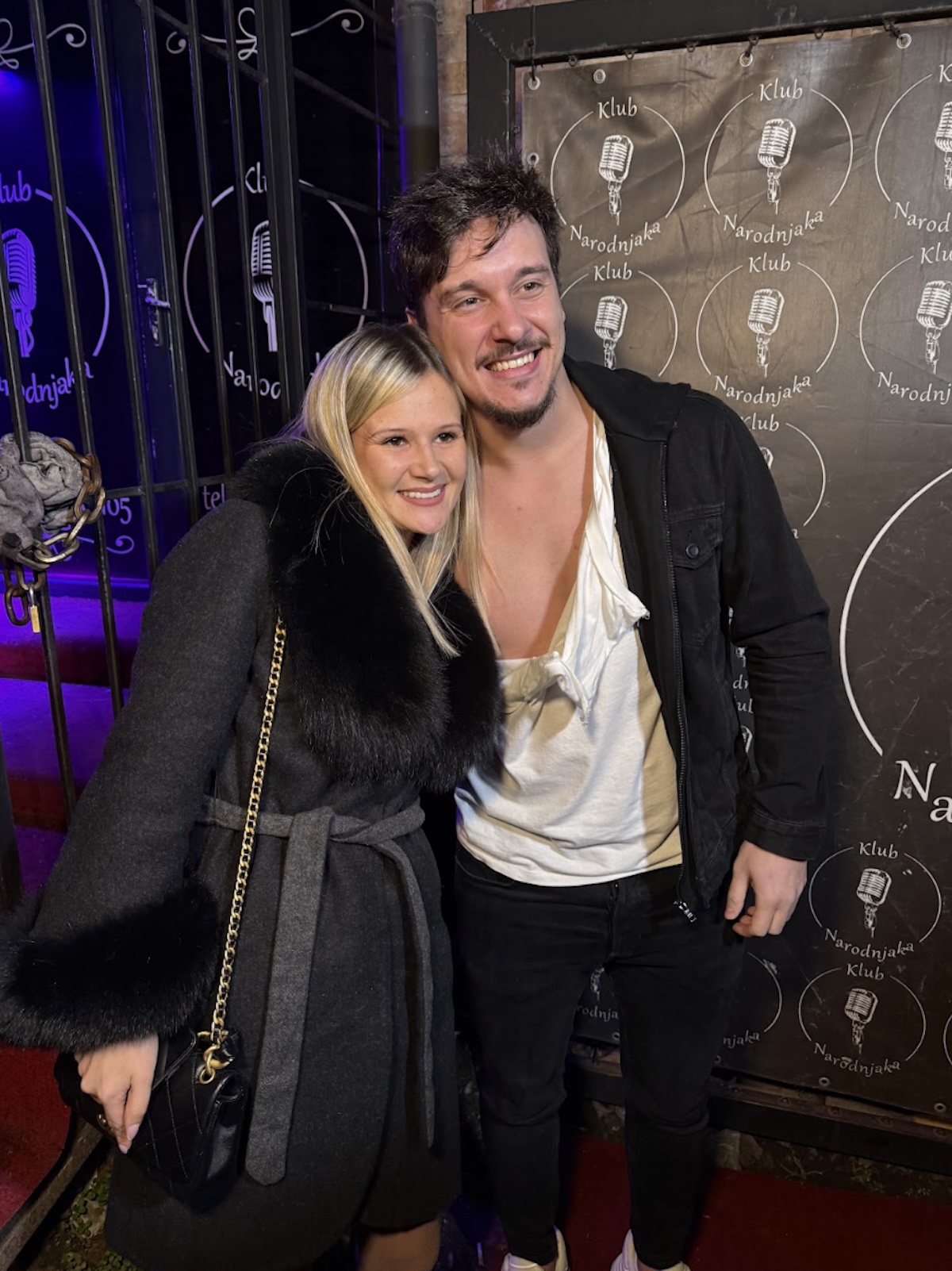 Ova lepotica je rođena sestra Aleksandre Bursać: Tetka na slavlju pravi feštu, sa vrata pocepala zetu majicu