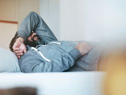 Umoran čovek, muškarac, depresija, stres, glavobolja