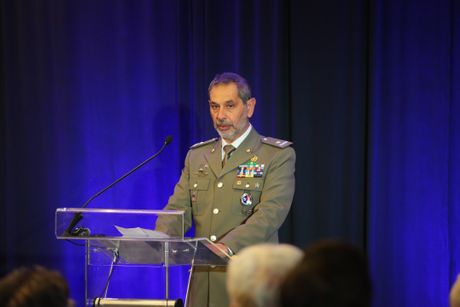 NATO primopredaja dužnosti, Antonio Stasi i Pjer Luiđi