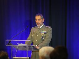 NATO primopredaja dužnosti, Antonio Stasi i Pjer Luiđi