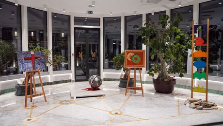 Otvorena izložba slika i skulptura „U lavirintima znakova i simbola“