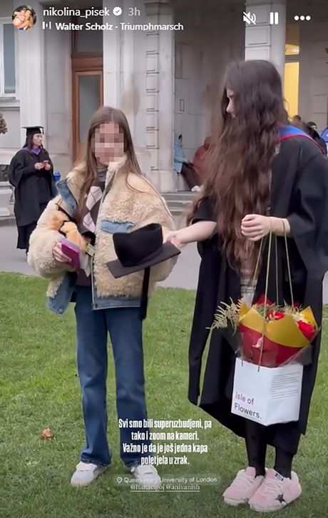 NIkolina Pišek sa ćerkama