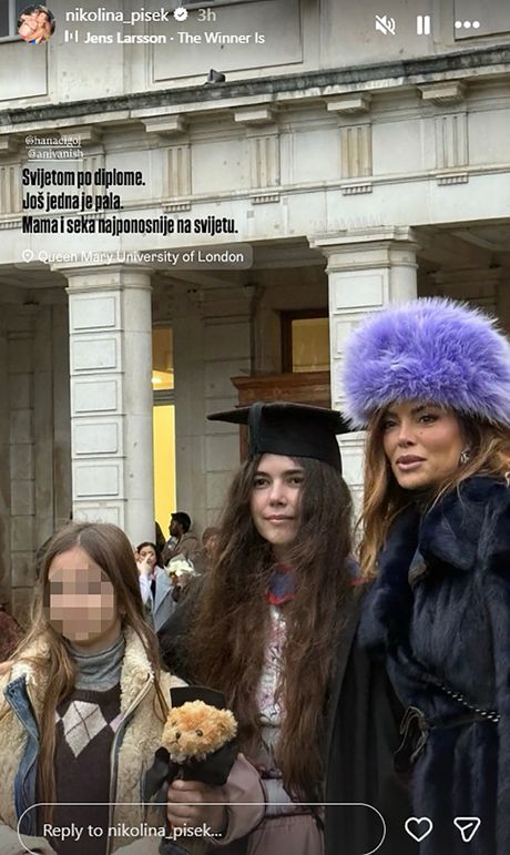 NIkolina Pišek sa ćerkama