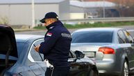FLOMASTEROM NACRTAO TABLICU PA KRENUO AUTOPUTEM: Interventna na Surčinu uočila "audi", vozač hitno UHAPSEN!