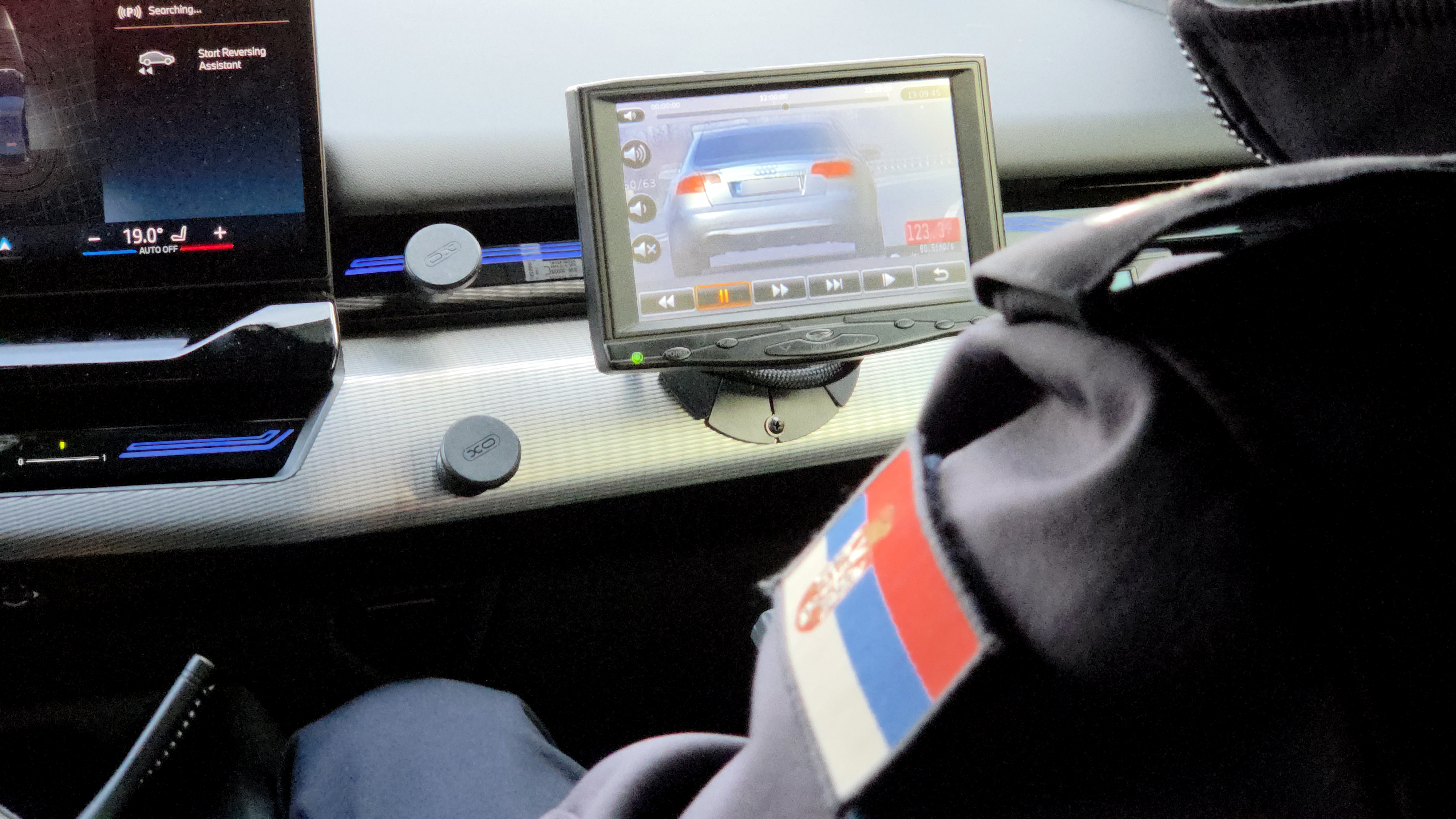 Presretač otkrio opasnog vozača! Preticao preko pune linije dok mu kamion ide u susret, vozio preko 200 na sat