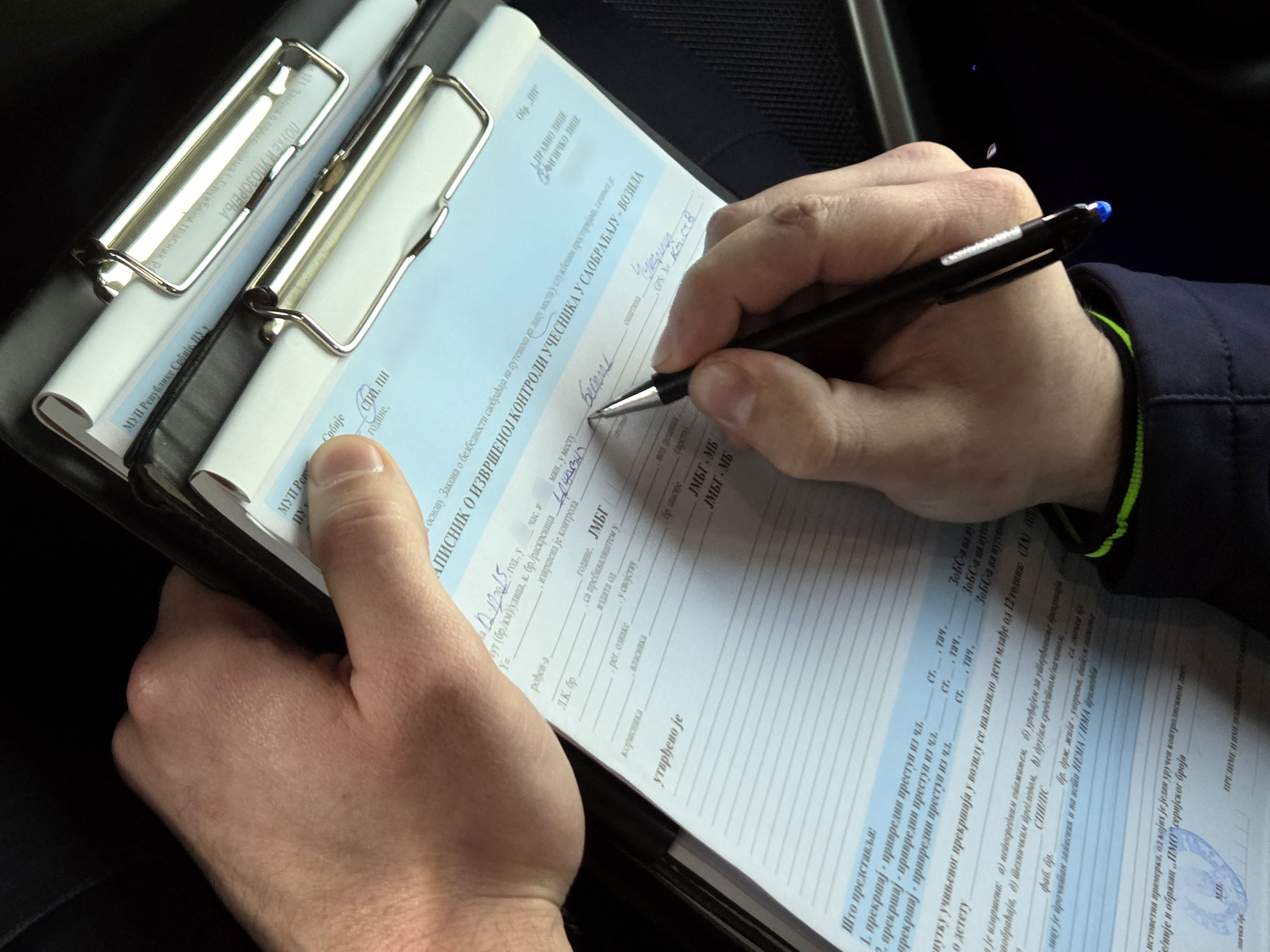 Uhapšeni saobraćajci iz Kraljeva, uzimali pare od vozača da im ne pišu kazne, PAO I CEO "LANAC" MITA!