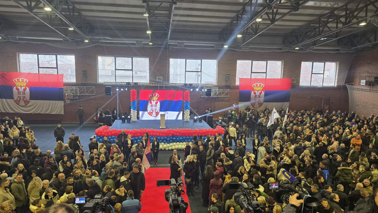 Počeo miting Srpske liste: Intonirana himna Srbije u prepunoj Hali sportova u Kosovskoj Mitrovici