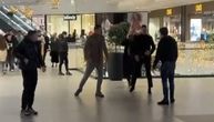 SNIMAK S LICA MESTA Pogledajte kako muškarci ničim izazvani fizički napadaju Vujadina Savića u tržnom centru