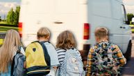 Beli kombi kruži oko škola u Vranju, nepoznate osobe nagovaraju decu na vožnju? Roditelji dobili upozorenje