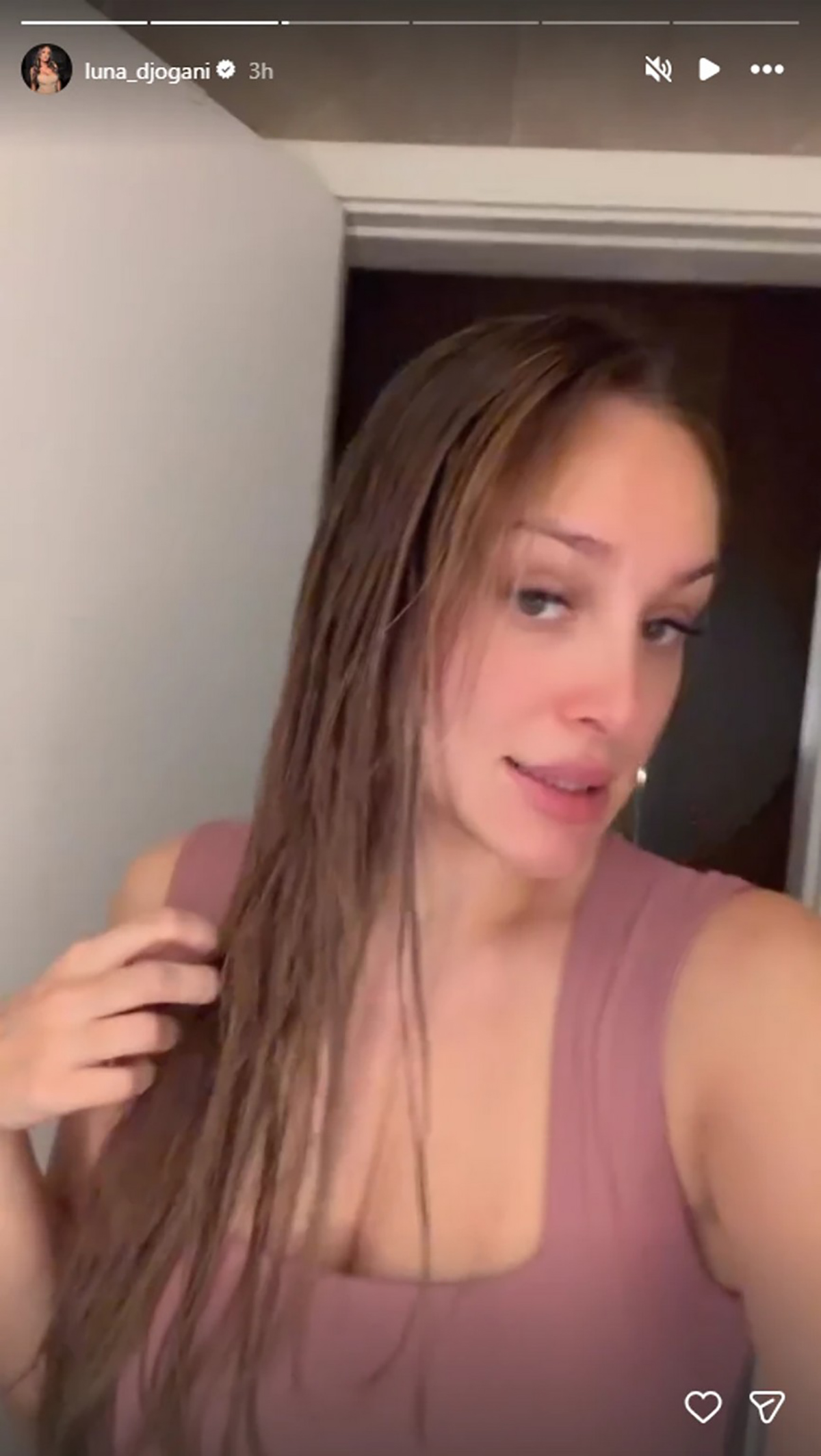 Luna bez šminke i u pidžami pozira u kupatilu: Pokazala prirodno izdanje - ovo bi malo koja žena imala smelost