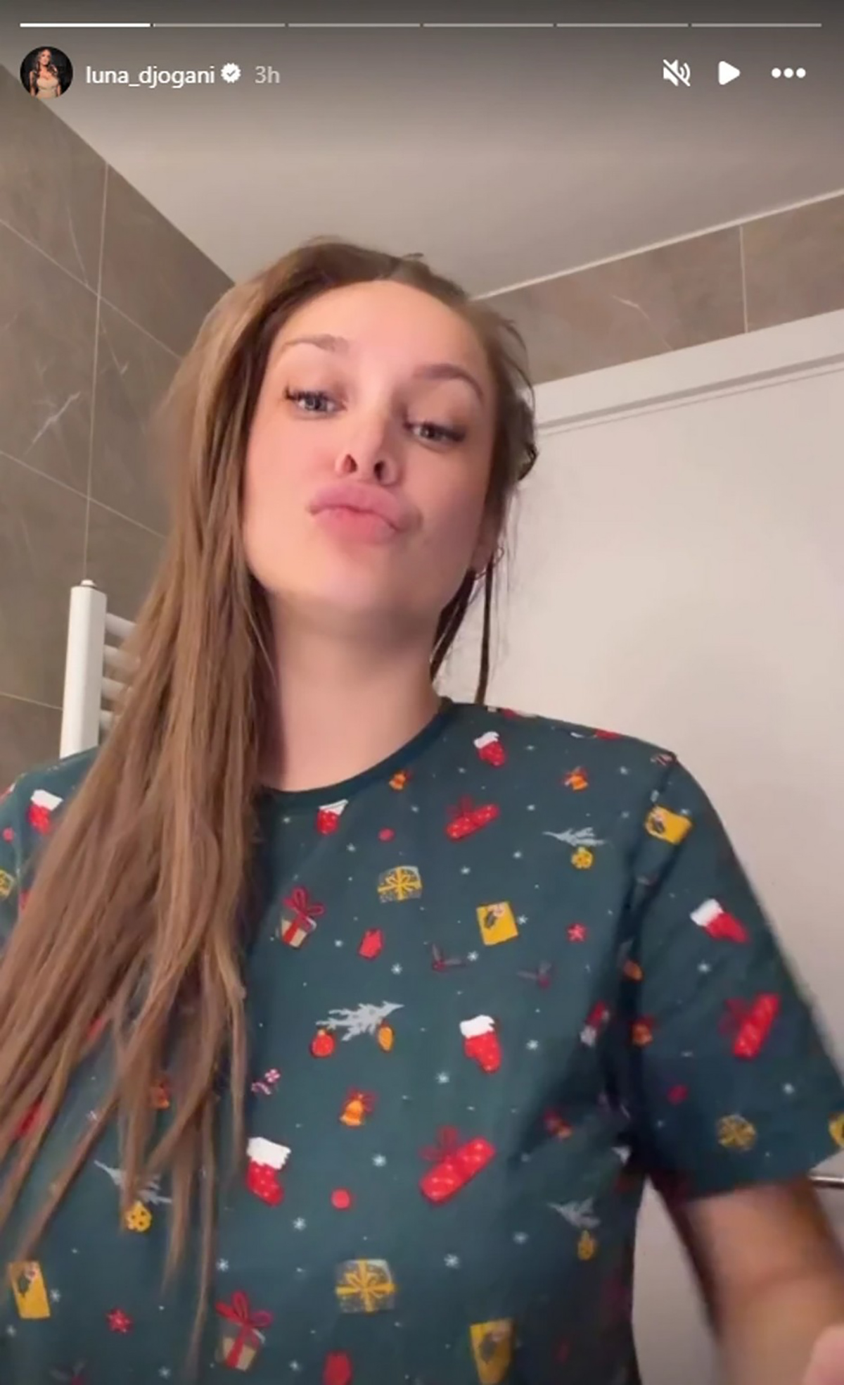 Luna bez šminke i u pidžami pozira u kupatilu: Pokazala prirodno izdanje - ovo bi malo koja žena imala smelost