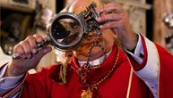 Veruju da krv ovog sveca upozorava na nesreću i smak sveta: Poslednji ritual u crkvi "pokazao" šta nas čeka