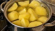 Kakva fora! Krompir ćete skuvati duplo brže i biće 10 puta ukusniji zahvaljujući ovom triku