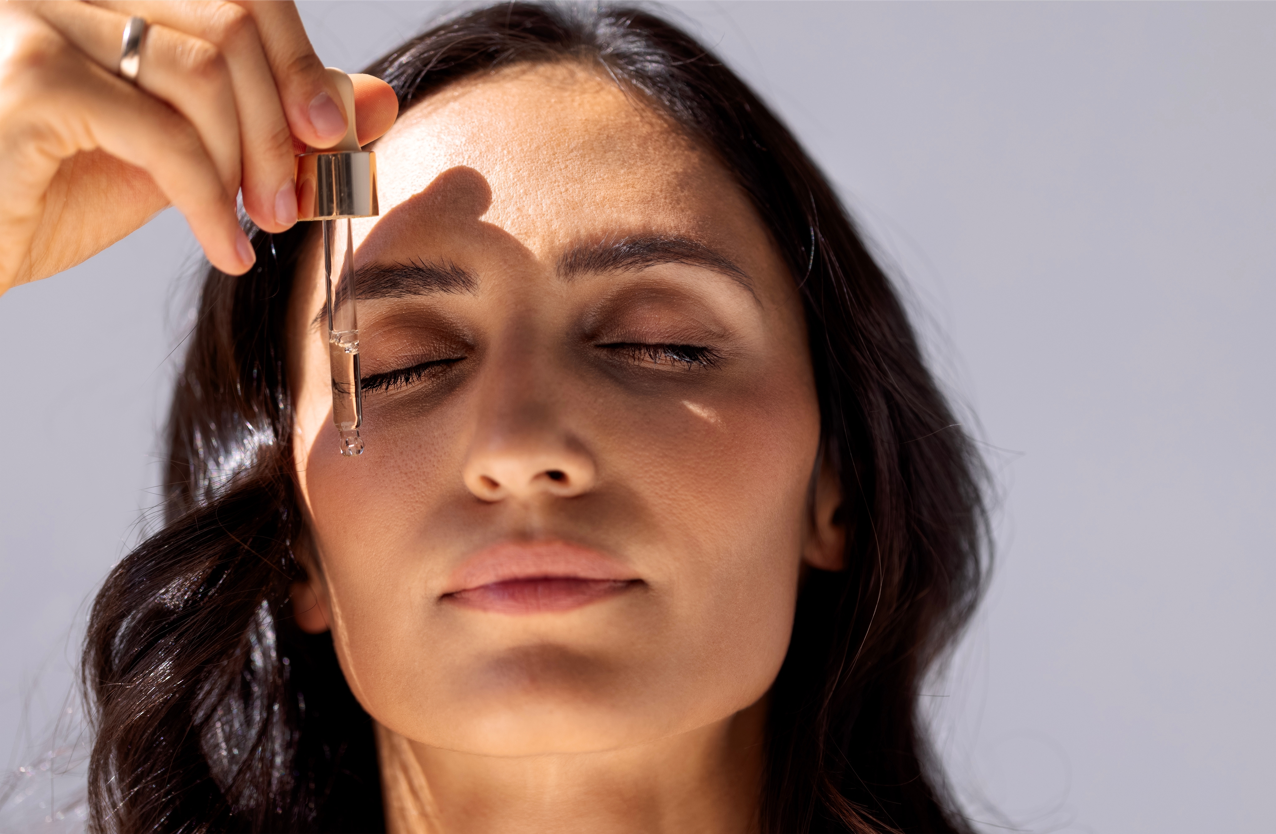 Većina ljudi pogrešno nanosi serum i zato nema razlike: Ovaj detalj odlučuje da li radi ili je bačen novac