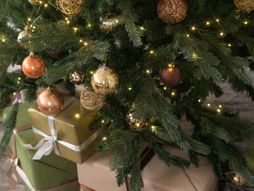 Novogodišnja jelka, pokloni