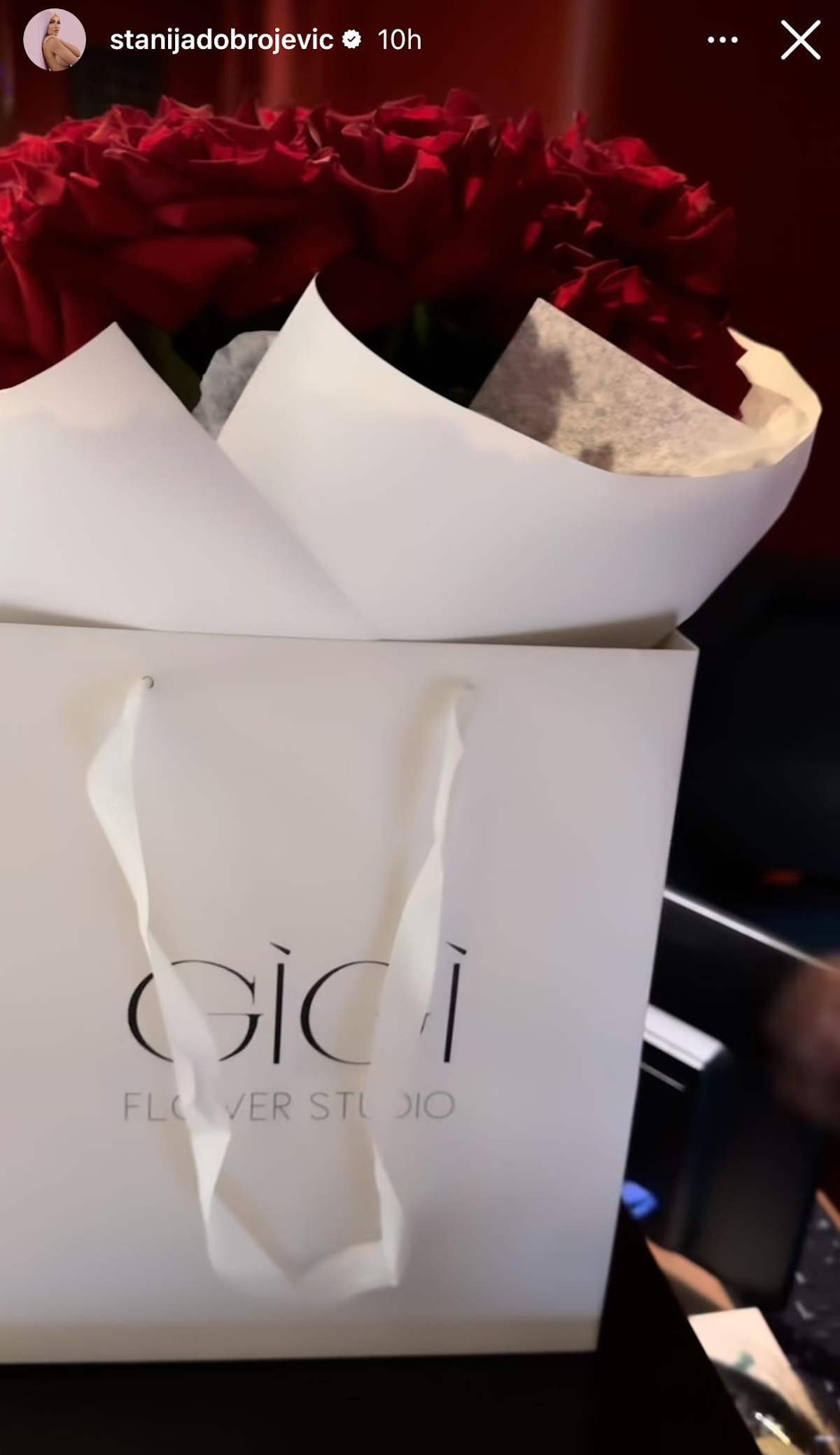 Misteriozni Srbin obasipa Staniju poklonima u Americi! Pokazala šta je sačekalo na adresi: "Upao sam ti..."