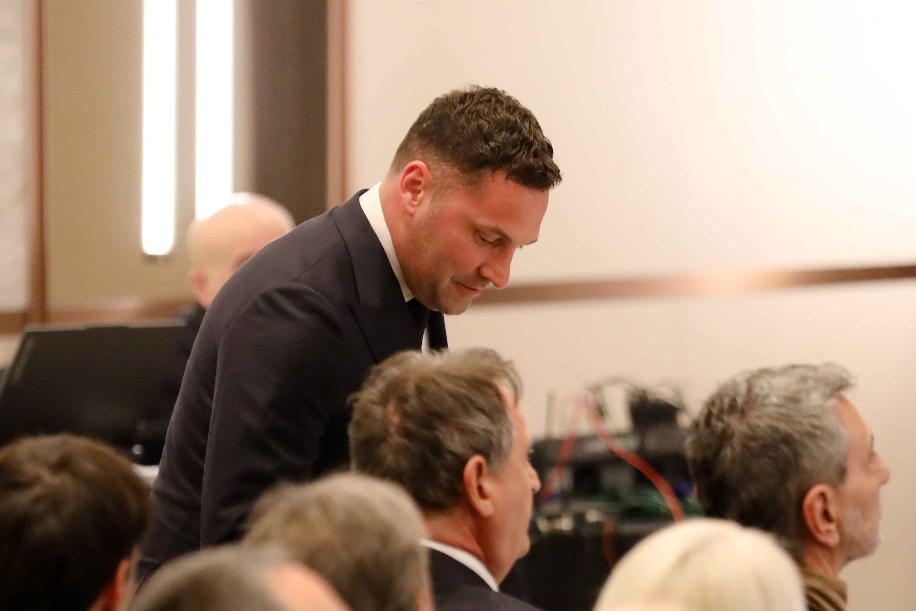 Nećete verovati s kim se Tošić provodio prošle noći: Duško pozirao, niko ne veruje šta je bilo na stolu