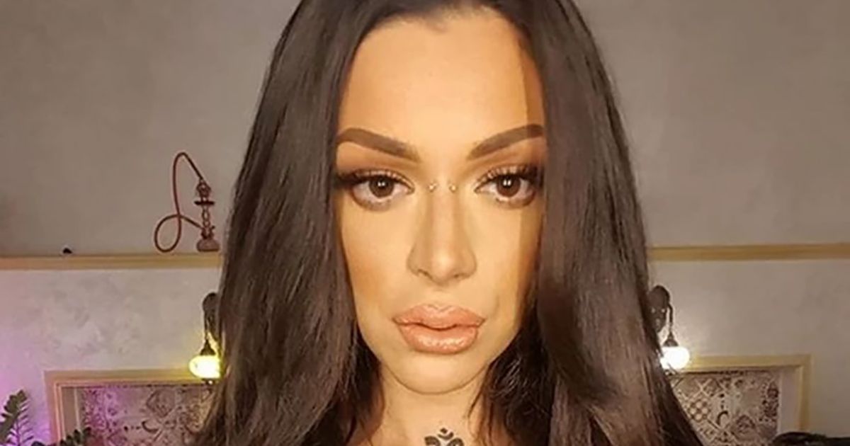 Našu pevačicu muž slikao golu u krevetu, sad objavljena slika!